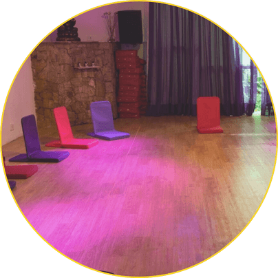 Espaço Vila Madalena, com as cadeiras de meditação preparadas para o Curso de Tantra SP
