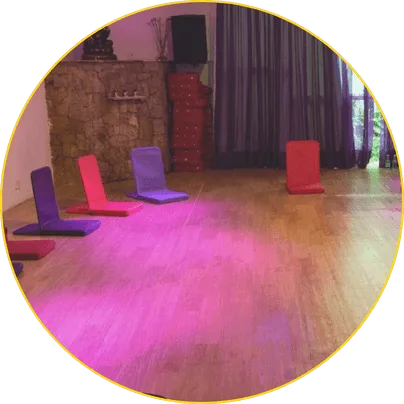 Espaço Vila Madalena, com as cadeiras de meditação preparadas para o Curso de Tantra SP