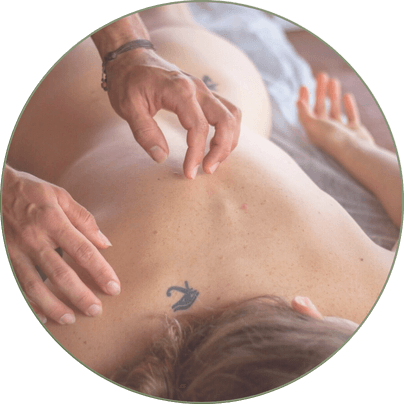 Terapeuta demonstrando técnica para Aprender a fazer massagem tântrica