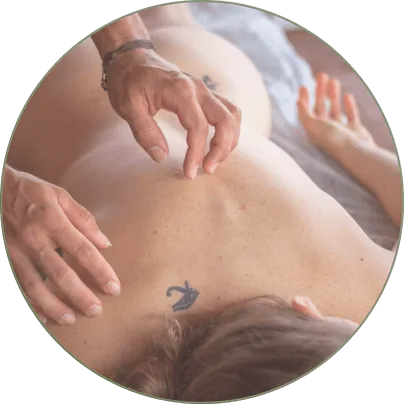 Terapeuta demonstrando técnica para Aprender a fazer massagem tântrica
