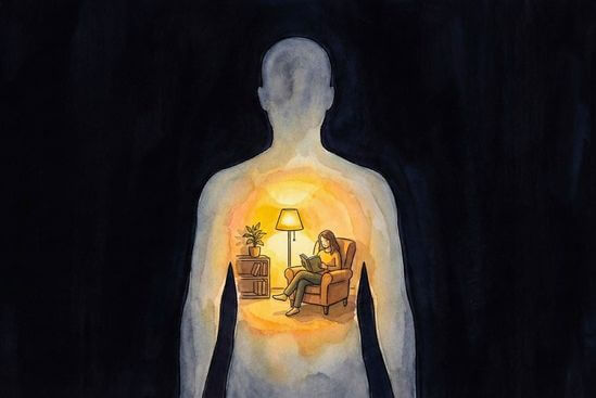 Corpo em silhueta sentado em cômodo iluminado, acolhendo antiga sensação de vazio no peito e como aprender a ficar sozinho.