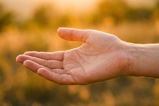 Mão estendida suavemente definindo um limite pessoal, ilustrando a importância do consentimento no Tantra como ato de amor.