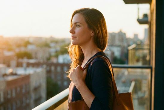 Pessoa com expressão serena e íntegra sob luz natural suave, simbolizando a autonomia e a compreensão da diferença entre cansaço e burnout.
