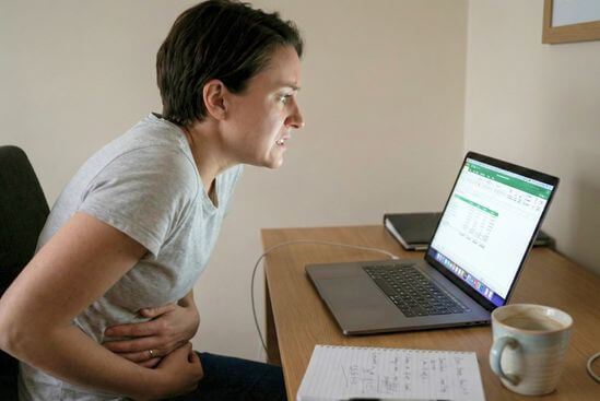 Pessoa tensa diante de extrato bancário, corpo contraído e dificuldade de receber.