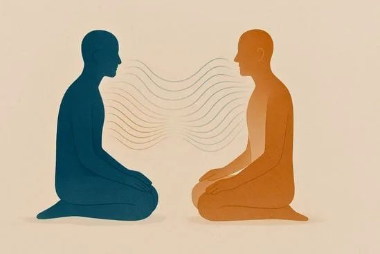 Ilustração de duas pessoas conectadas por linhas suaves, representando a co-regulação entre terapeuta e cliente.