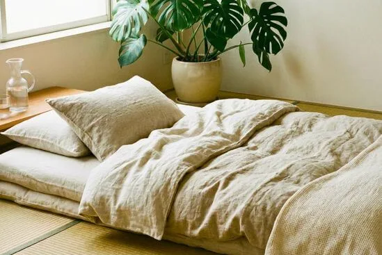 Ambiente de terapia acolhedor com futon e luz natural, ilustrando que a massagem tântrica é segura.