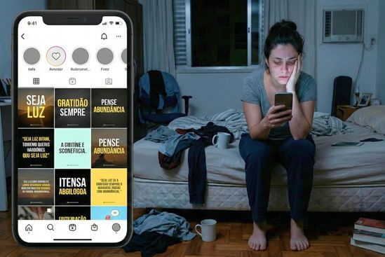 Mulher olhando o celular exausta em sala, pressionada por mensagens de pensamento positivo constante.