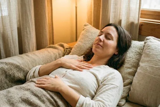 Pessoa em repouso com as mãos no peito em gesto de acolhimento, após práticas emocionais intensas conduzidas com segurança.