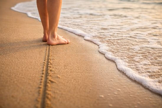 Pés descalços na areia e linha apagada pela maré sugerem o que são os arquétipos do ciclo menstrual.