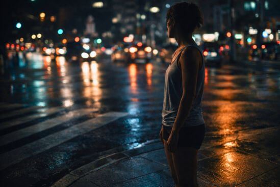 Pessoa parada na cidade à noite, corpo ainda em alerta, evocando sexualidade e saúde emocional em Reich.