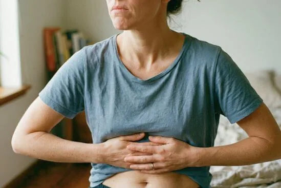 Mandíbula tensa, mãos contidas e ventre contraído; corpo e consciência no tantra.